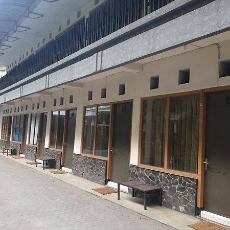 Oyo Life 2090 Ratna Backpacker Syariah Hotel Probolinggo Exterior foto