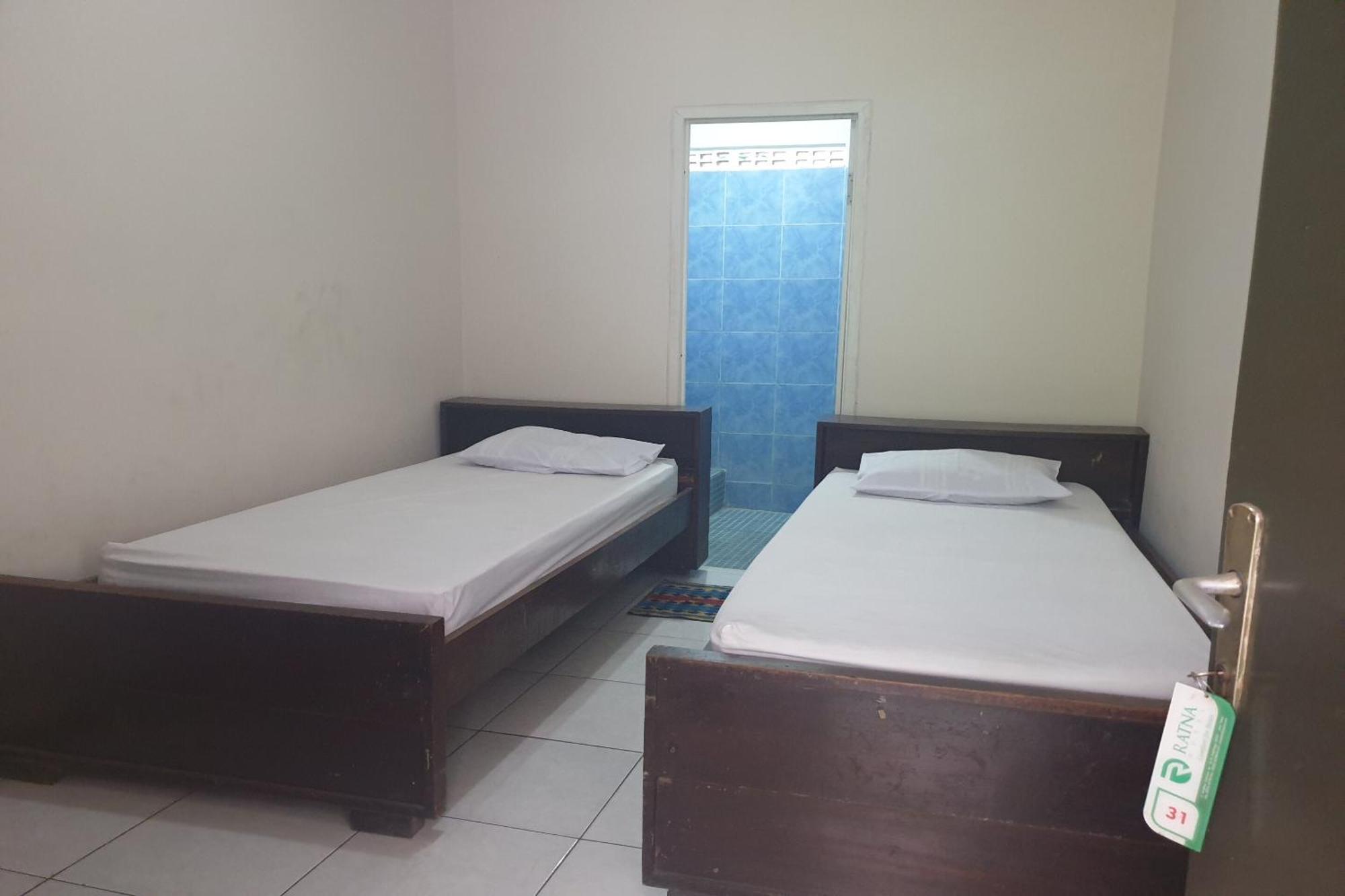 Oyo Life 2090 Ratna Backpacker Syariah Hotel Probolinggo Exterior foto