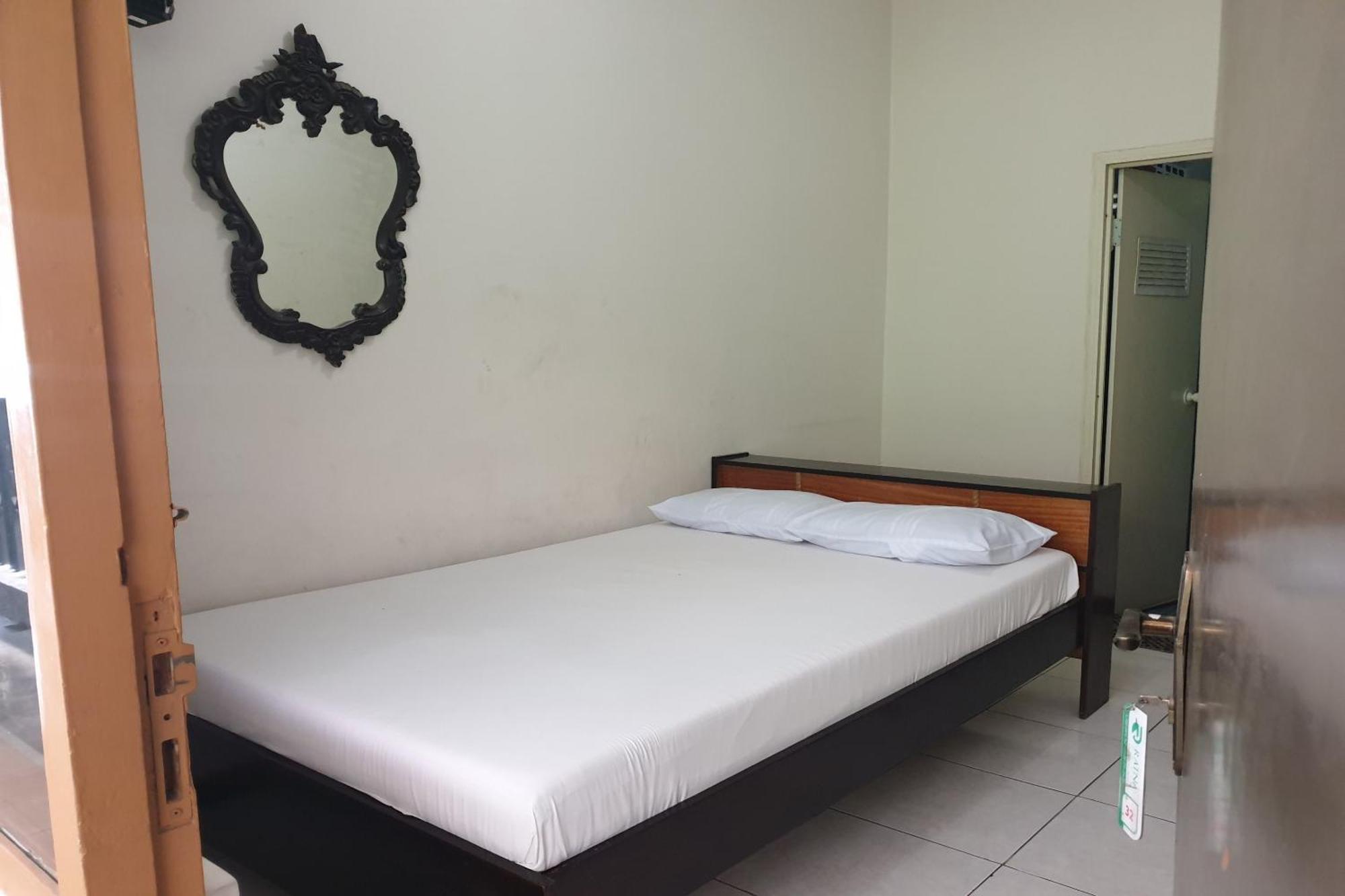 Oyo Life 2090 Ratna Backpacker Syariah Hotel Probolinggo Exterior foto
