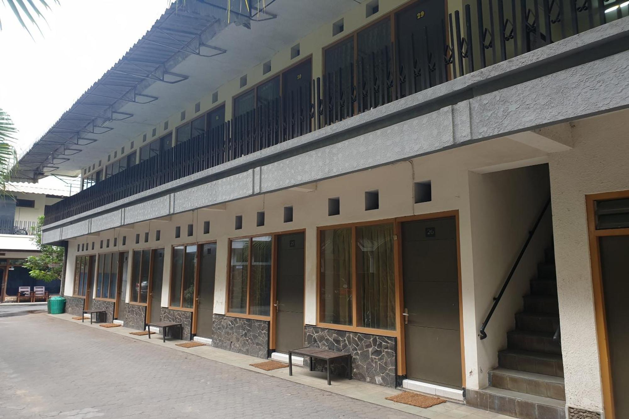 Oyo Life 2090 Ratna Backpacker Syariah Hotel Probolinggo Exterior foto