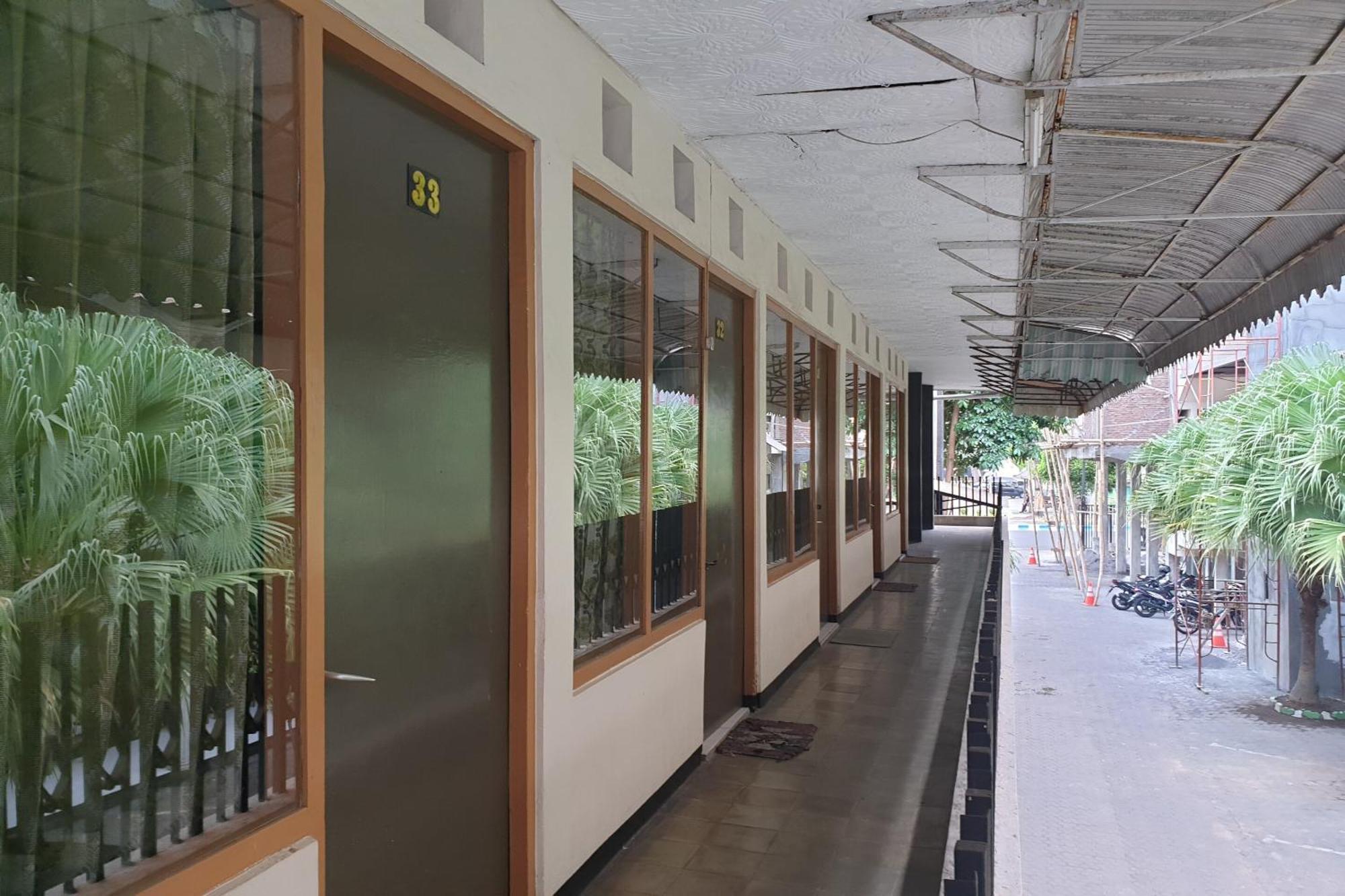 Oyo Life 2090 Ratna Backpacker Syariah Hotel Probolinggo Exterior foto
