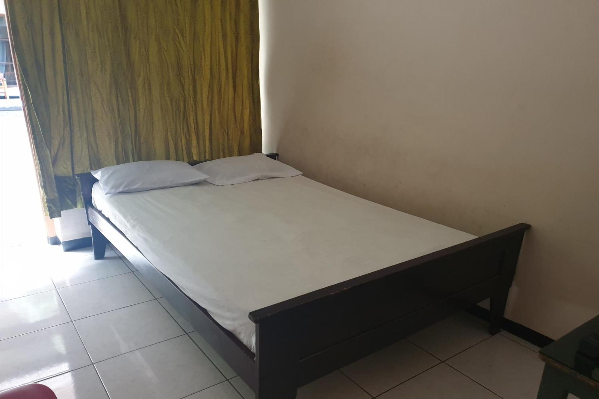 Oyo Life 2090 Ratna Backpacker Syariah Hotel Probolinggo Exterior foto